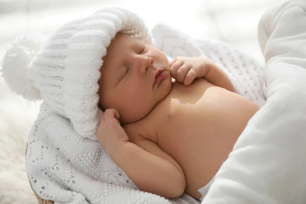 暖かい帽子の中でかわいい新生児が編んだ毛布の上で寝て クローズアップ — ストック写真