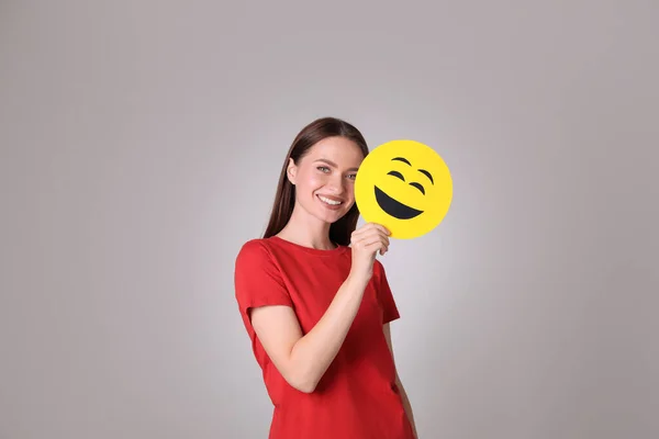Szczęśliwa Młoda Kobieta Śmiejącymi Się Emoji Szarym Tle — Zdjęcie stockowe