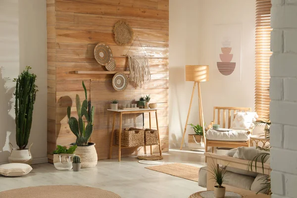 Stylový Interiér Obývacího Pokoje Dřevěným Nábytkem Krásnými Domečky — Stock fotografie