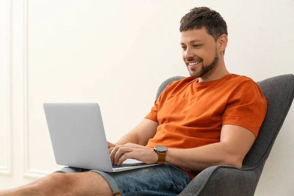 Homem Feliz Usando Laptop Poltrona Dentro Casa Compras Internet — Fotografia de Stock