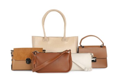 Beyaz arka planda şık kadın çantaları koleksiyonu