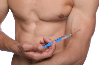 Atletik adam kendine beyaz arka planda iğne yapıyor, yakın plan. Doping kavramı