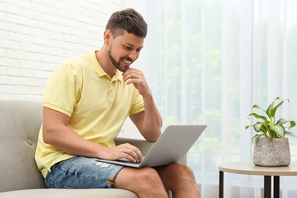 Glücklicher Mann Mit Laptop Auf Dem Sofa Hause Internet Einkauf — Stockfoto