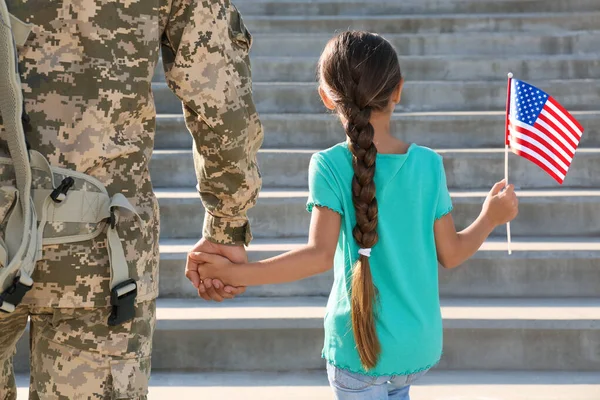 Soldado Hija Pequeña Con Bandera Americana Aire Libre Vista Trasera —  Fotos de Stock