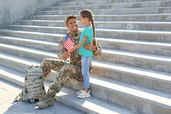 Soldat Und Seine Kleine Tochter Mit Flagge Der Usa Freien — Stockfoto