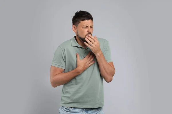 Άνθρωπος Που Υποφέρει Από Πόνο Κατά Την Αναπνοή Γκρι Φόντο — Φωτογραφία Αρχείου
