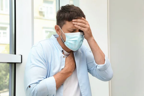 Hombre Con Máscara Médica Que Sufre Dolor Durante Respiración Cerca — Foto de Stock