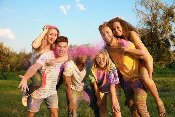 Amigos Felizes Cobertos Com Corantes Coloridos Livre Celebração Festival Holi — Fotografia de Stock