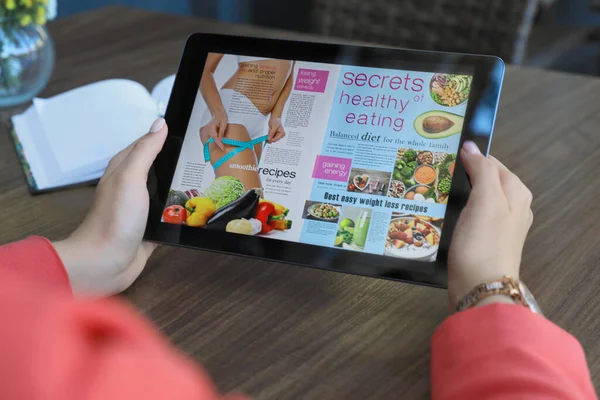 Tablette Online Dergi Okuyan Bir Kadın Ahşap Masada Yakın Plan — Stok fotoğraf