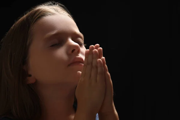Χαριτωμένο Κοριτσάκι Χέρια Ενωμένα Προσεύχεται Μαύρο Φόντο Χώρος Για Κείμενο — Φωτογραφία Αρχείου