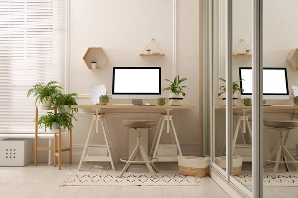 現代的なコンピュータと客室内の観葉植物と快適な職場 インテリアデザイン — ストック写真
