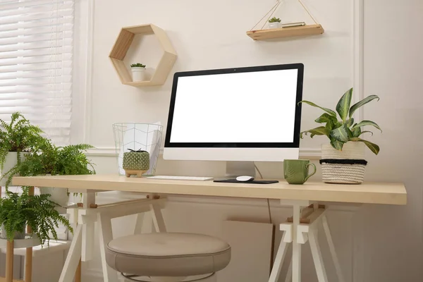 現代的なコンピュータと客室内の観葉植物と快適な職場 インテリアデザイン — ストック写真