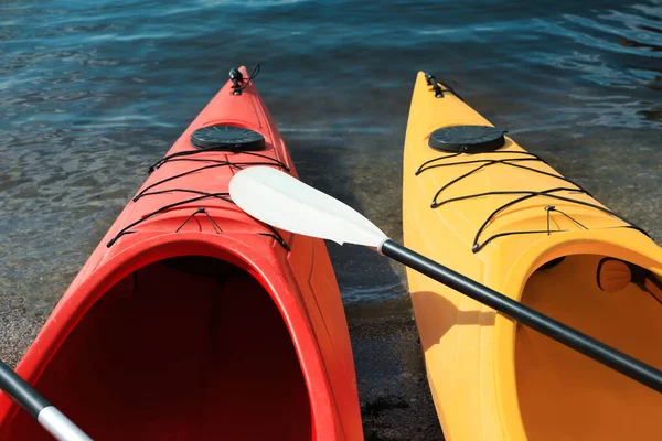 Moderne Kajaks Met Peddel Rivier Close Zomerkamp Activiteiten — Stockfoto