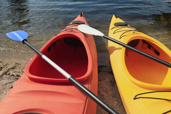 Modern Kayaks Paddles Beach River Closeup Summer Camp Activity — Stock Photo, Image
