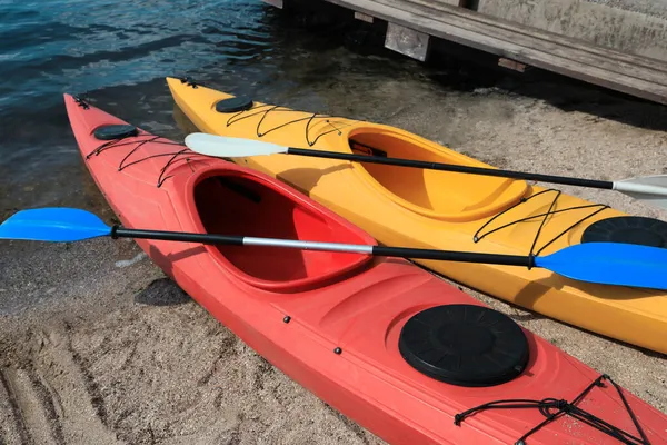 Moderne Kajaks Met Peddels Het Strand Bij Rivier Zomerkamp Activiteiten — Stockfoto