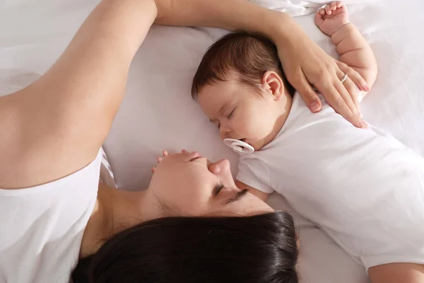 Junge Mutter Ruht Sich Neben Ihrem Schlafenden Baby Auf Dem — Stockfoto