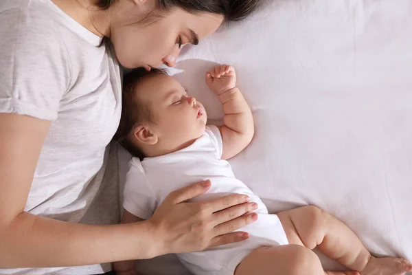 Junge Mutter Ruht Sich Neben Ihrem Schlafenden Baby Auf Dem — Stockfoto