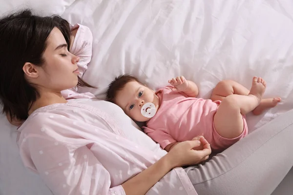 Junge Mutter Schläft Mit Ihrem Baby Bett Von Oben Gesehen — Stockfoto
