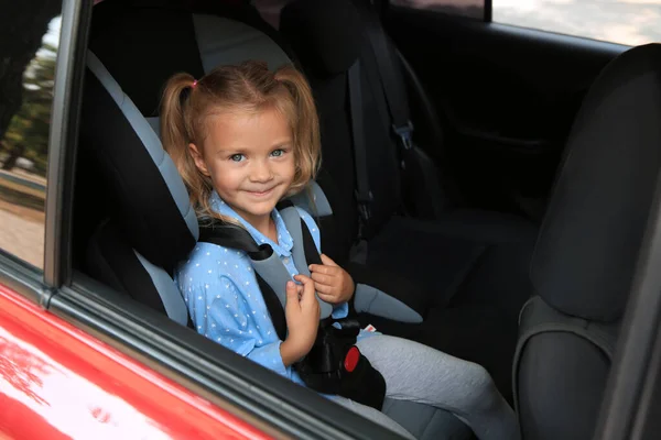 Nettes Kleines Mädchen Sitzt Kindersitz Auto — Stockfoto