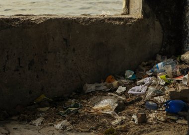 Terk edilmiş eski binanın içindeki çöplük.