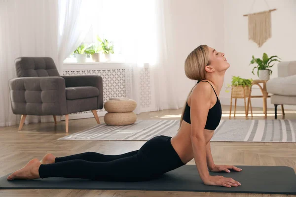 Mooie Vrouw Oefenen Yoga Licht Kamer Thuis — Stockfoto