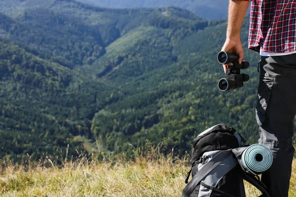 Vista Posteriore Del Turista Con Attrezzatura Escursionistica Binocolo Montagna Primo — Foto Stock