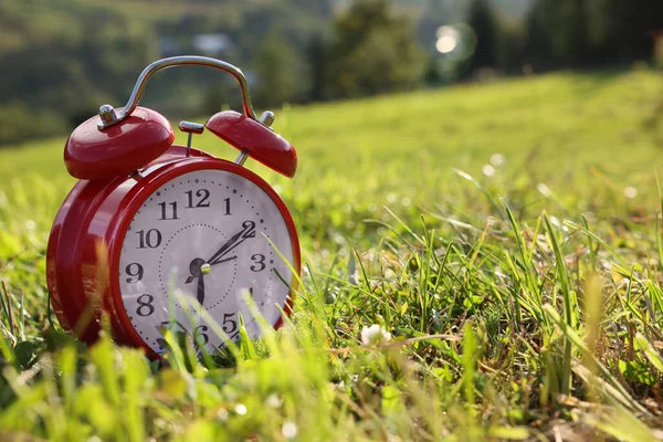 Relógio Alarme Vermelho Prado Verde Manhã — Fotografia de Stock