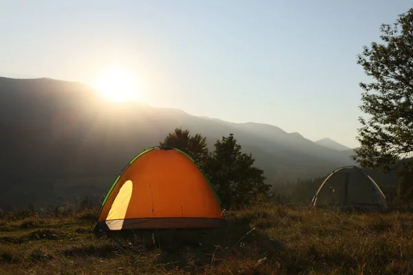 Две Цветные Палатки Палаток Холме Горах — стоковое фото
