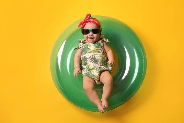 Bebê Bonito Óculos Sol Com Anel Inflável Fundo Amarelo — Fotografia de Stock