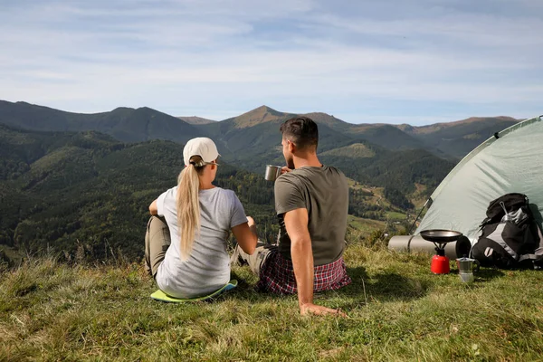 Coppia Godendo Paesaggio Montagna Vicino Tenda Campeggio Vista Posteriore — Foto Stock