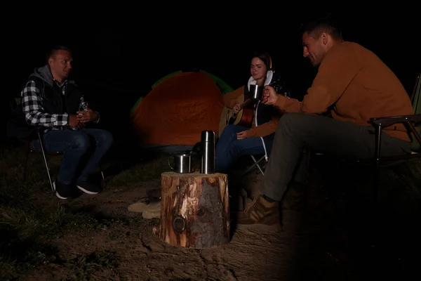 Gruppo Amici Con Chitarra Vicino Falò Tenda Campeggio All Aperto — Foto Stock