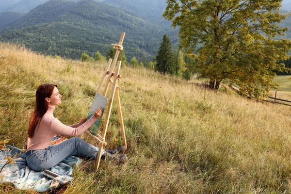自然の中で柔らかいパステルで風景を描く若い女性 テキストのスペース — ストック写真