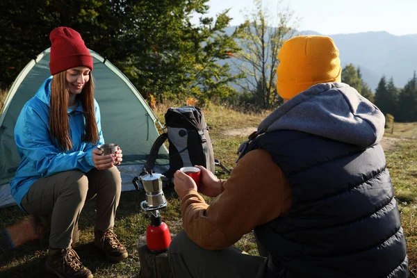 Giovane Coppia Bere Caffè Vicino Tende Campeggio Montagna — Foto Stock