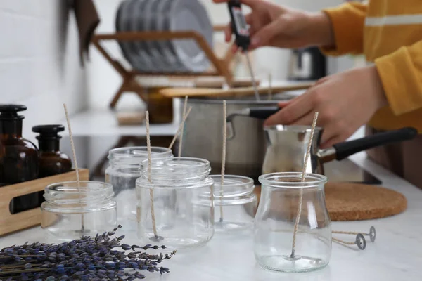 Žena Dělá Aromatické Svíčky Bílého Stolu Uvnitř Soustředit Prázdné Sklenice — Stock fotografie