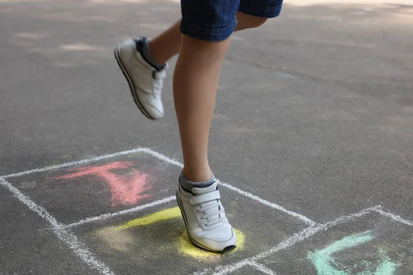 Criança Brincando Hopscotch Desenhado Com Giz Asfalto Livre Close — Fotografia de Stock