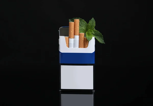 Balení Mentolových Cigaret Máta Černém Pozadí — Stock fotografie