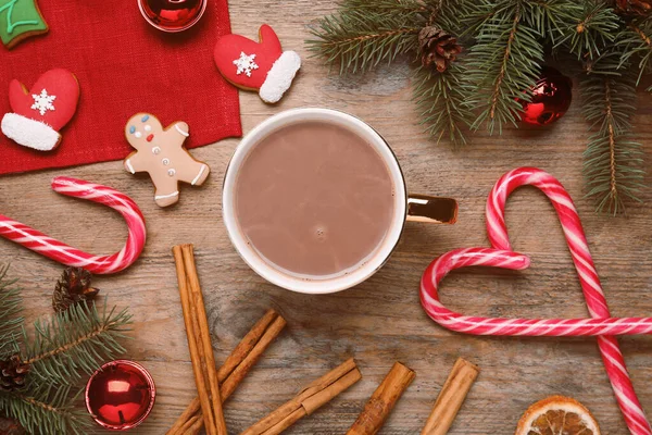 Flache Liegekomposition Mit Köstlicher Heißer Schokolade Und Weihnachtsdekor Auf Holztisch — Stockfoto