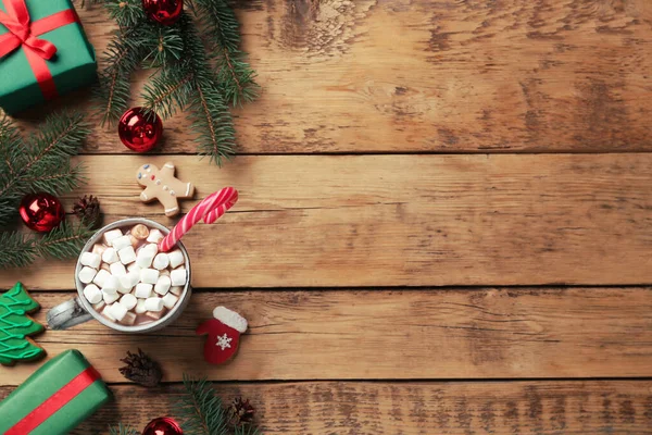 Νόστιμο Ζεστή Σοκολάτα Ζαχαρωτά Και Ζαχαροκάλαμο Καραμέλα Κοντά Χριστουγεννιάτικη Διακόσμηση — Φωτογραφία Αρχείου