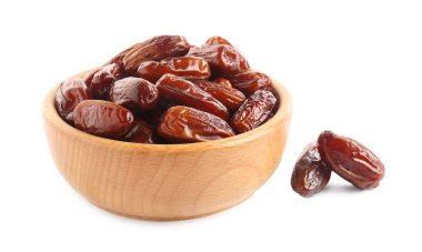 Beyaz arka planda lezzetli kurutulmuş tarihler