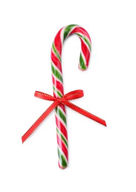 Beyaz arka planda kırmızı kurdeleli tatlı Noel şekeri bastonu.
