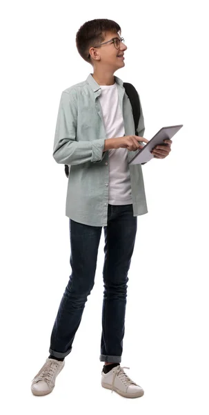 Beyaz Arka Planda Sırt Çantası Tableti Olan Genç Bir Öğrenci — Stok fotoğraf