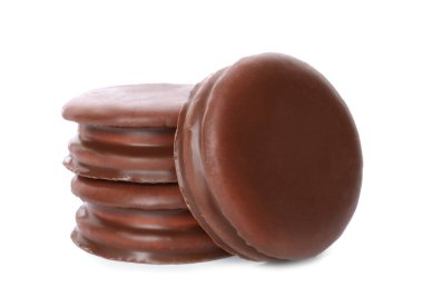 Beyaz arka planda lezzetli çikolatalı turtalar. Klasik atıştırmalık kekler.