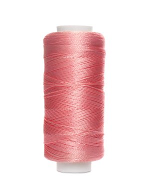 Beyaz üzerine izole edilmiş pembe dikiş ipliği