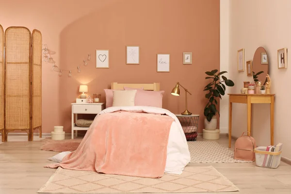 Interior Del Dormitorio Muchacha Adolescente Con Muebles Elegantes Hermosos Elementos —  Fotos de Stock