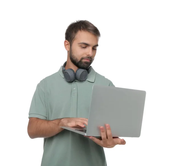 Hallgató Fejhallgató Segítségével Laptop Fehér Háttér — Stock Fotó