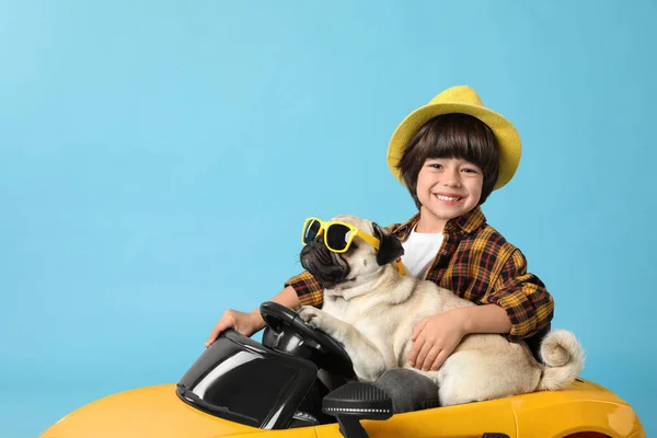 Niño Con Perro Coche Juguete Sobre Fondo Azul Claro —  Fotos de Stock
