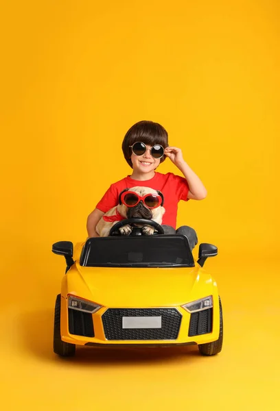 Niño Pequeño Con Perro Coche Juguete Sobre Fondo Amarillo —  Fotos de Stock