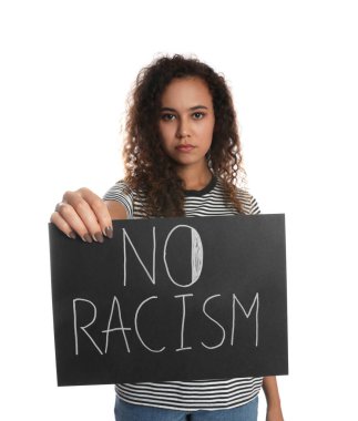 Afro-Amerikalı kadın beyaz arka planda ırkçılık yok tabelası taşıyor.