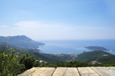 Boş ahşap yüzey ve güneşli bir günde güzel dağlar ve deniz manzarası.