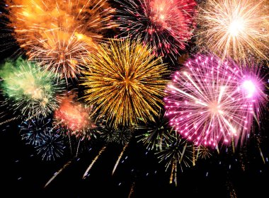 Güzel, parlak havai fişekler gece gökyüzünü aydınlatıyor. 